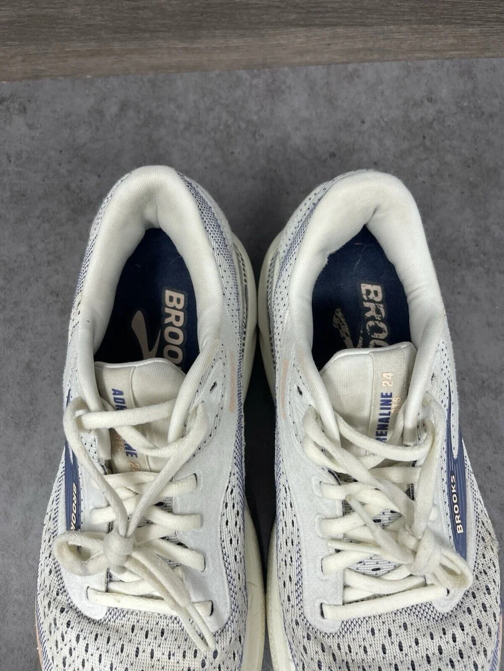 Brooks Adrenaline GTS 24 White Blue Pink Womens Size 8.5 Running Shoes